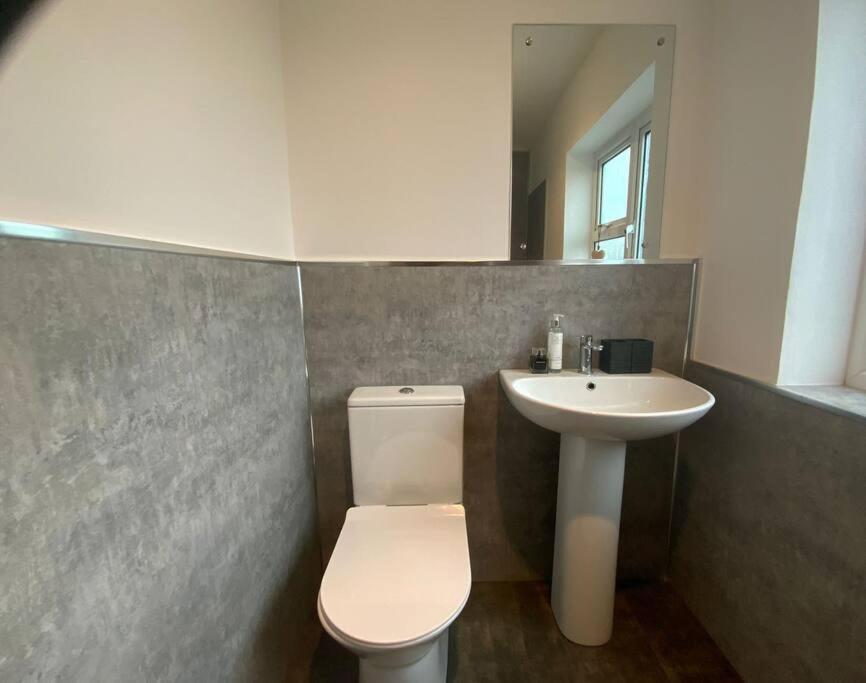 Warm And Cosy City Centre Home Near Train Station شيشستر المظهر الخارجي الصورة