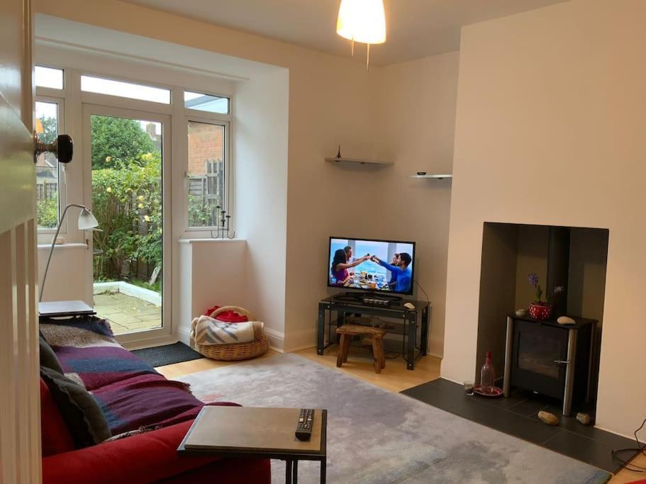 Warm And Cosy City Centre Home Near Train Station شيشستر المظهر الخارجي الصورة