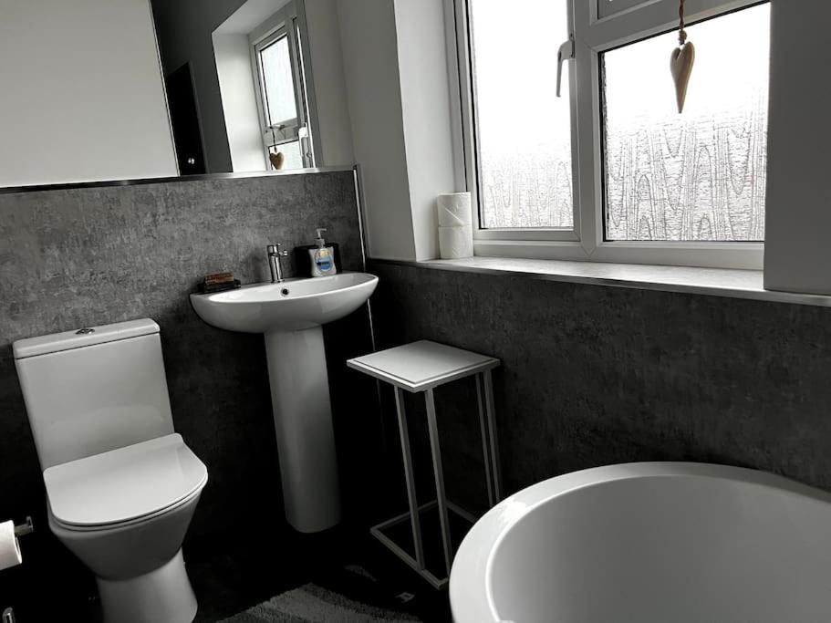 Warm And Cosy City Centre Home Near Train Station شيشستر المظهر الخارجي الصورة